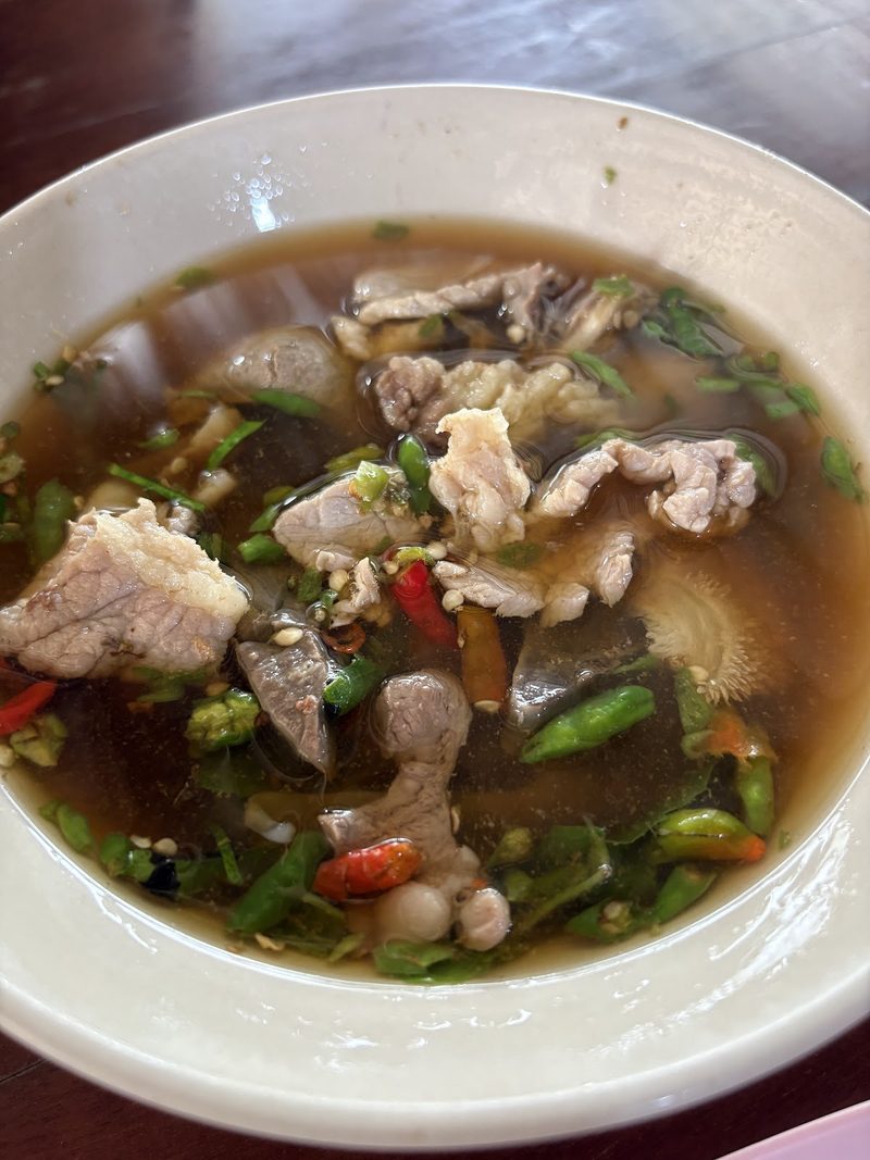 ต้มแซ่บเนื้อรวมในน้ำซุปใส มีเนื้อ เครื่องใน พริก และใบกะเพรา