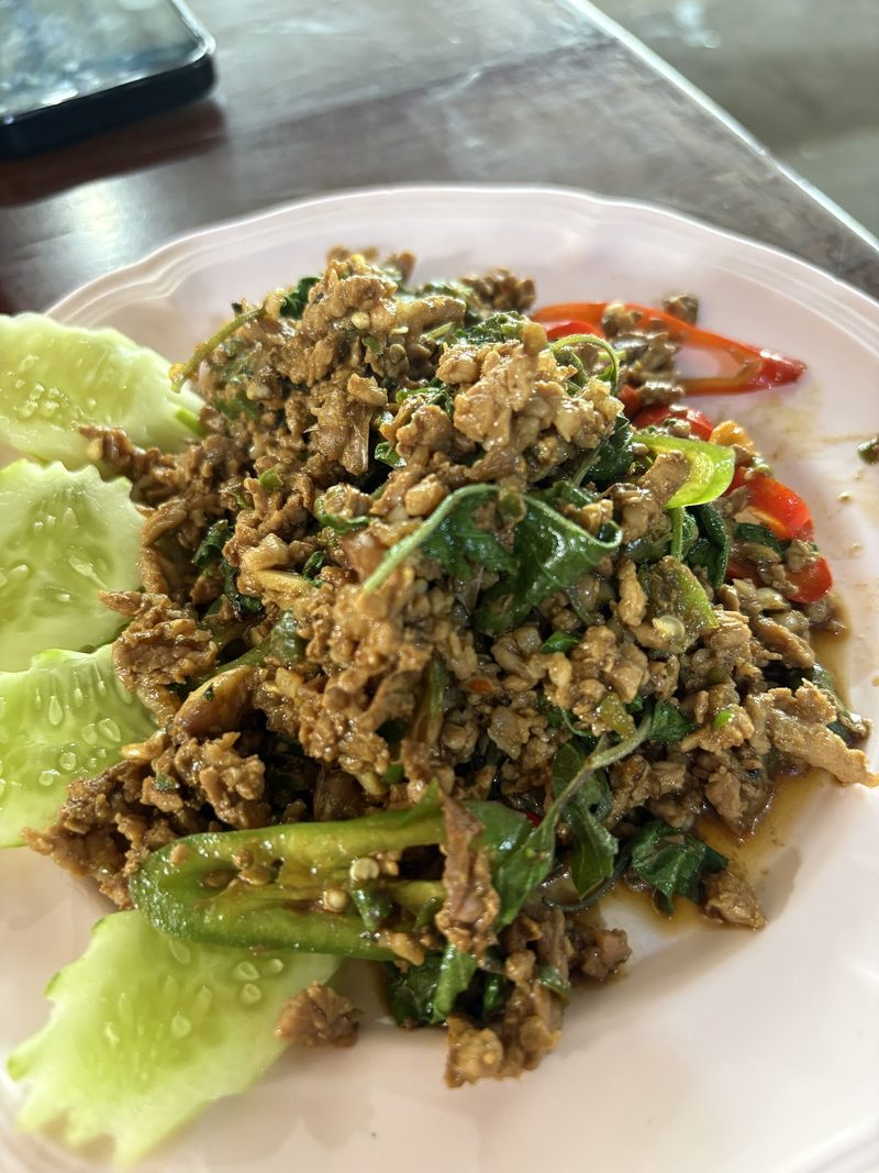 ลาบเนื้อสับคลุกสมุนไพร วางคู่แตงกวาและพริก