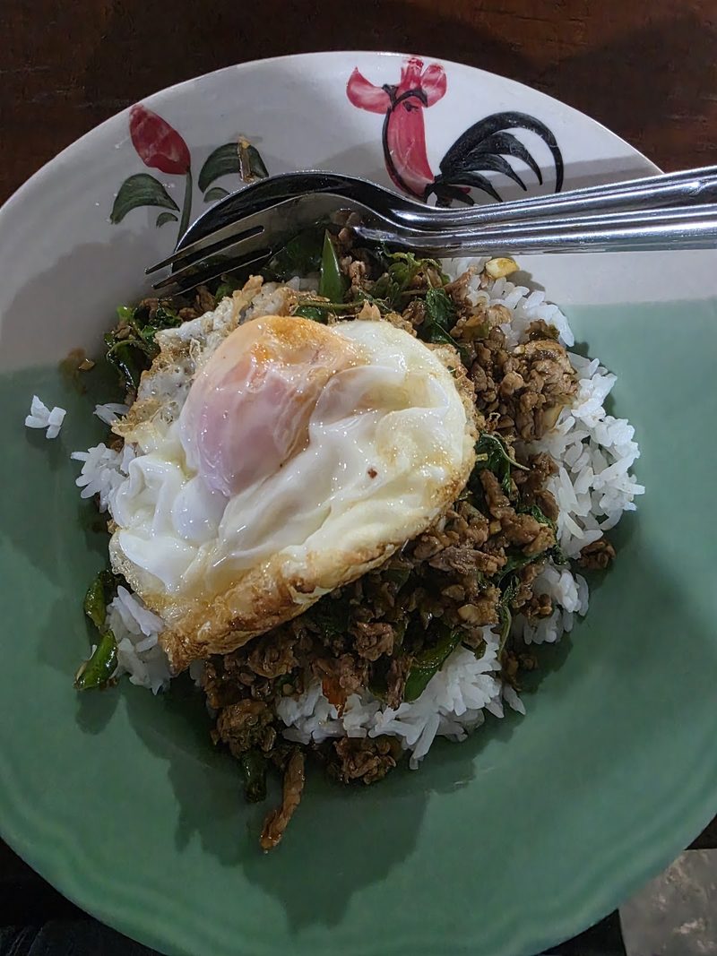 ข้าวกะเพราเนื้อสับโปะไข่ดาว